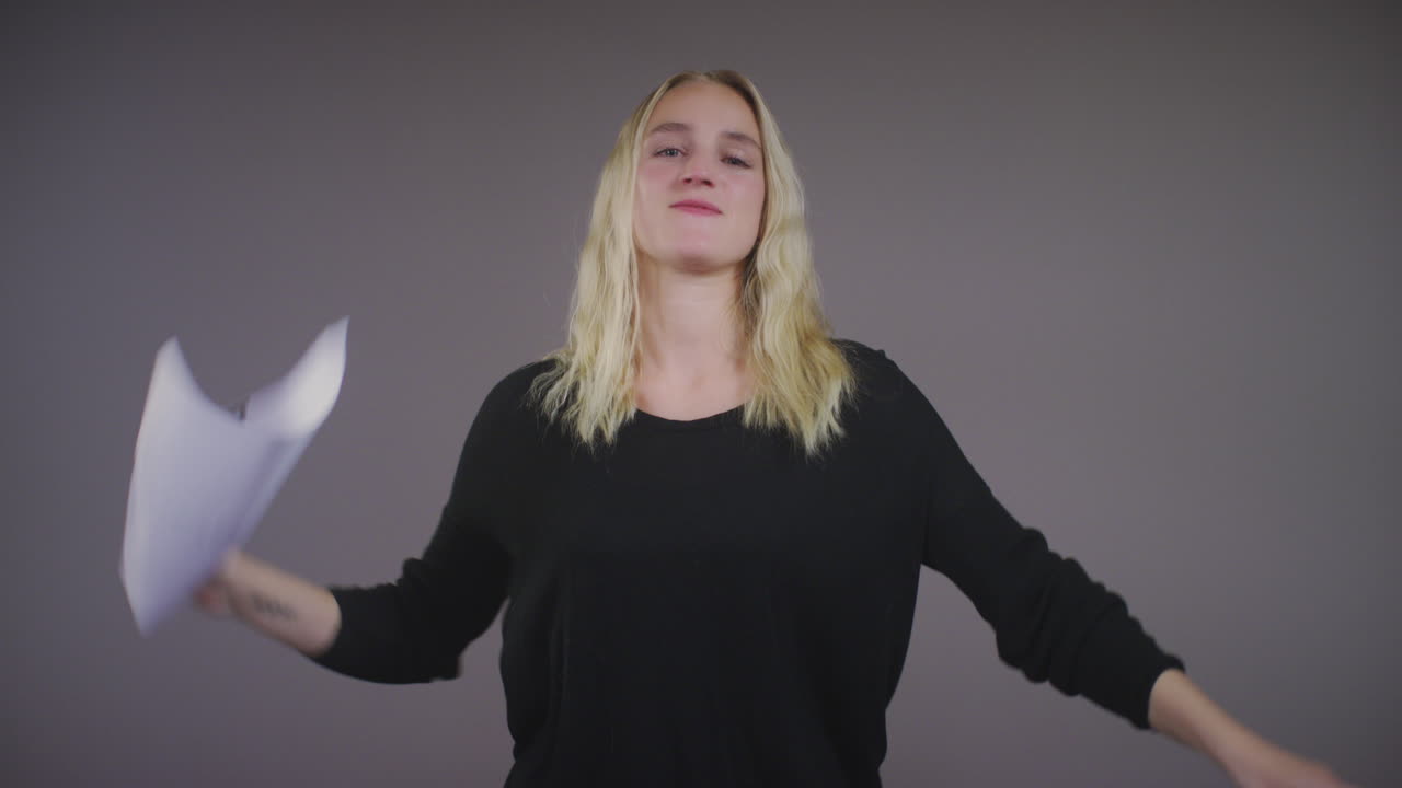 молодая блондинка разорвала знак коронавируса