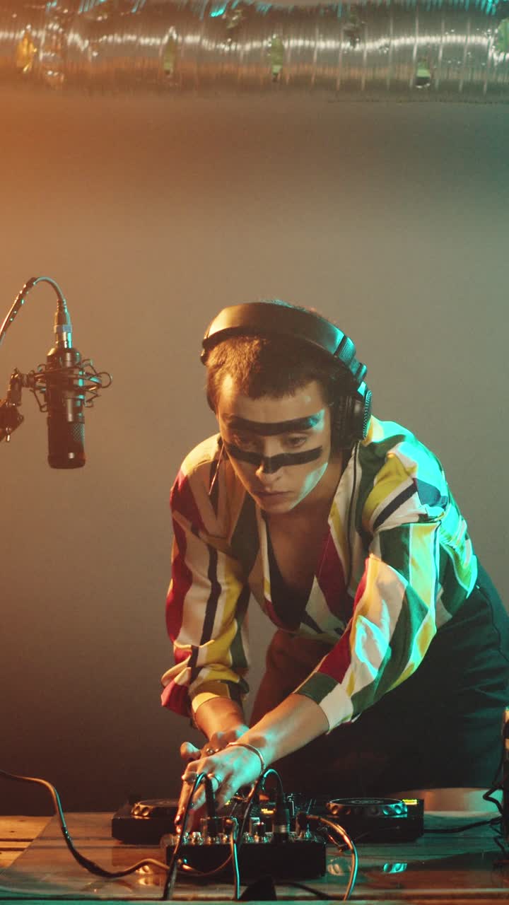 Video verticale: donna artista che mixa canzoni techno con pulsanti audio