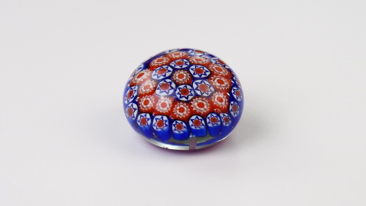 peso de papel de vidrio en video de fondo blanco