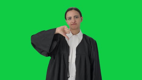 Verärgerte-Indische-Anwältin-Zeigt-Daumen-Nach-Unten-Auf-Grünem-Bildschirm