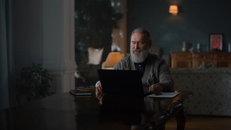 Älterer-Mann,-Der-Eine-Online-Konferenz-Auf-Einem-Laptop-Abhält.-Alter-Geschäftsmann