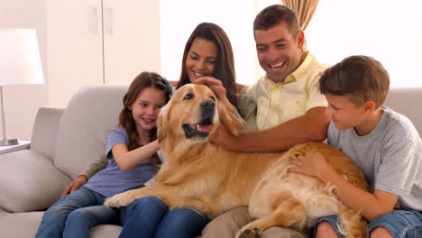 familia feliz sonriendo con su perro