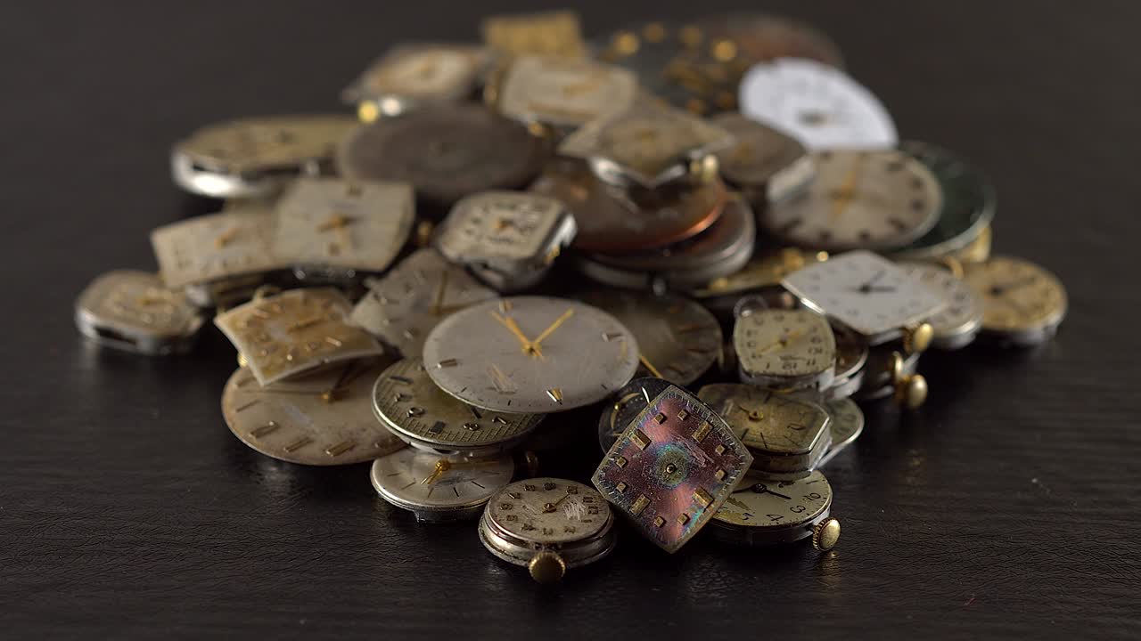 viejo reloj antiguo girando.