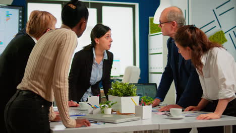 Eine-Gruppe-Verschiedener-Geschäftsleute-Trifft-Sich-Zum-Brainstorming-Von-Ideen