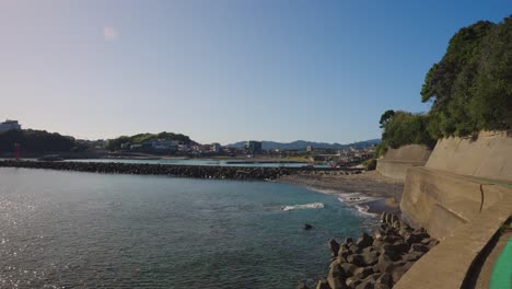 la hermosa costa de la península de ise shima en osatsu, un alto dique para el tsunami