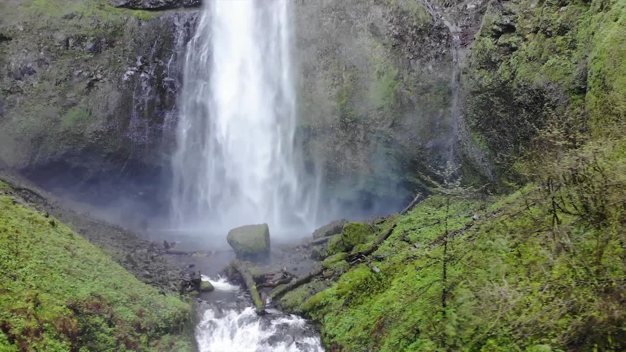 un lado a lado de la parte inferior de una cascada