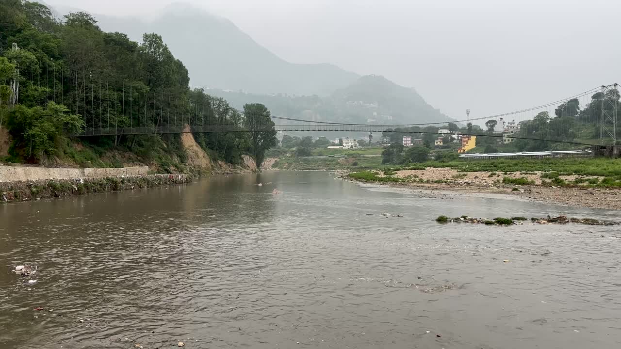 A causa del monsone, la portata del fiume Bagmati è aumentata a Kathmandu, Nepal.