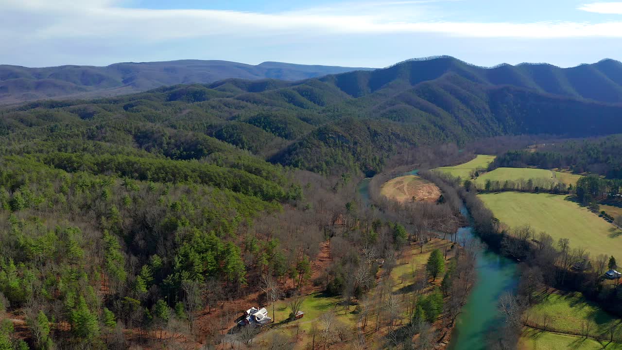 tiro de dron de río y montañas en el bosque