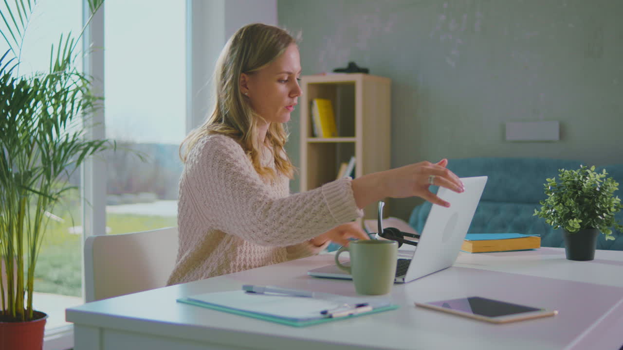 una joven dejando su escritorio.