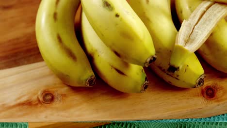 Bananas-on-chopping-board