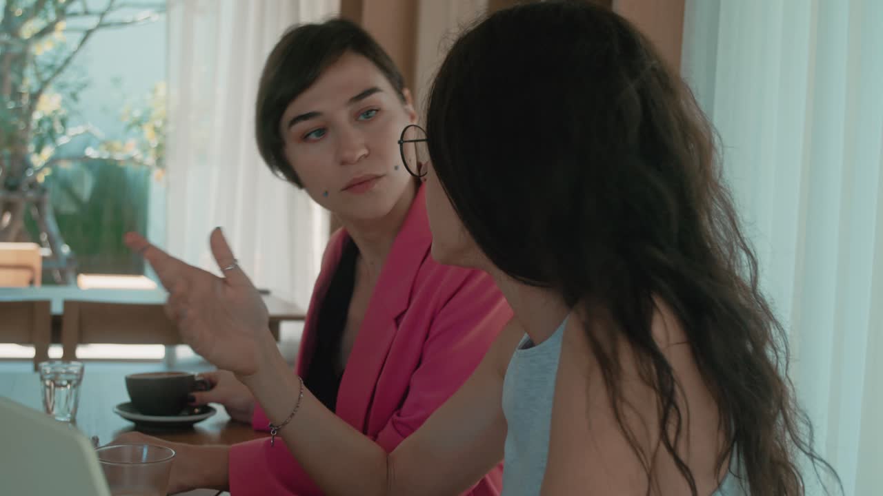 mujeres en una reunión de negocios