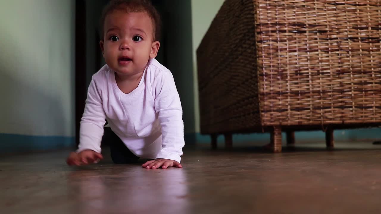 una niña gateando en el suelo