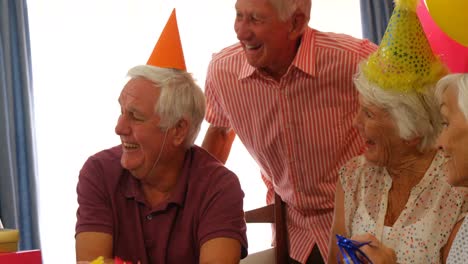 amigos mayores celebrando su cumpleaños