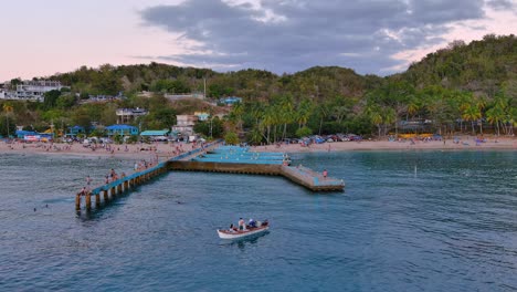 Deslizamiento-Frontal-A-La-Derecha-Toma-De-Drone-De-La-Playa-De-Crash-Boat-Ubicada-En-Aguadilla,-Puerto-Rico