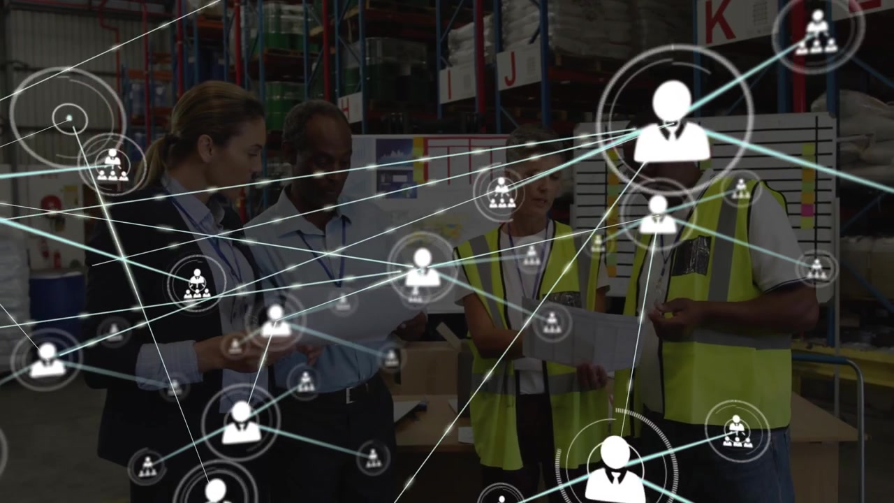 Briefing del team di magazzino con schede di inventario e attivazione di icone di rete per mappare il flusso logistico.