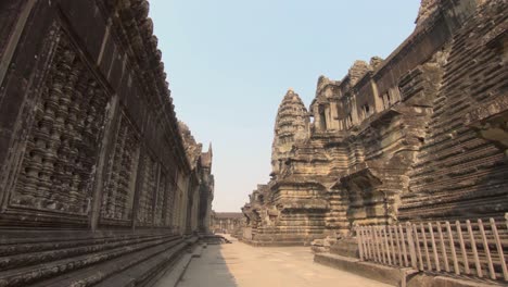 Paseo-Lento-Por-Las-Ruinas-De-Los-Antiguos-Templos-De-Angkor-Wat-En-Camboya