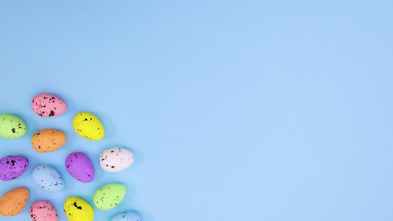 이스터 달은 파스텔 블루 테마의 왼쪽에 나타나고 텍스트를 위해 공간을 남니다. 움직임을 멈추십시오.