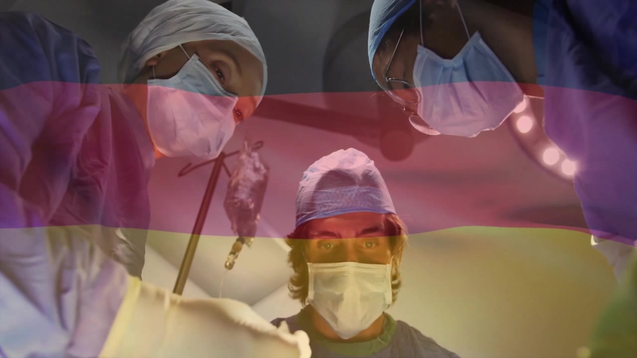 Después de la revisión del instrumental, el equipo médico realiza una incisión con bisturí en el quirófano, mientras el asistente retrae el tejido y pasa los fórceps.