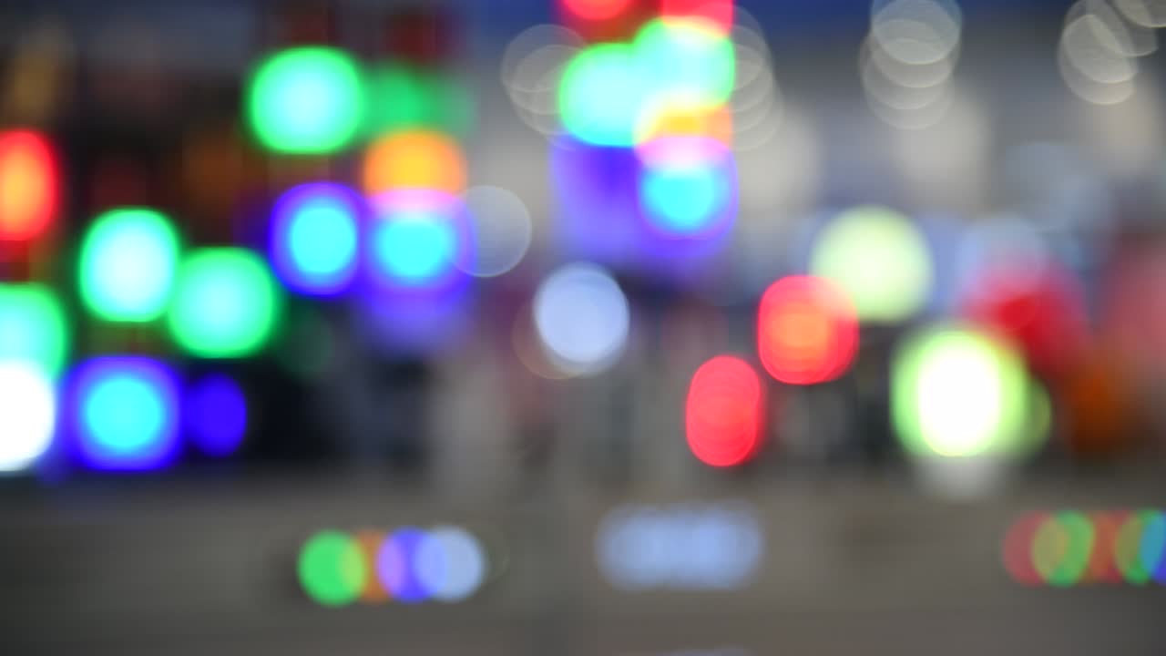 초점을 맞추지 않은 다채로운 공장 비상 조명 배경