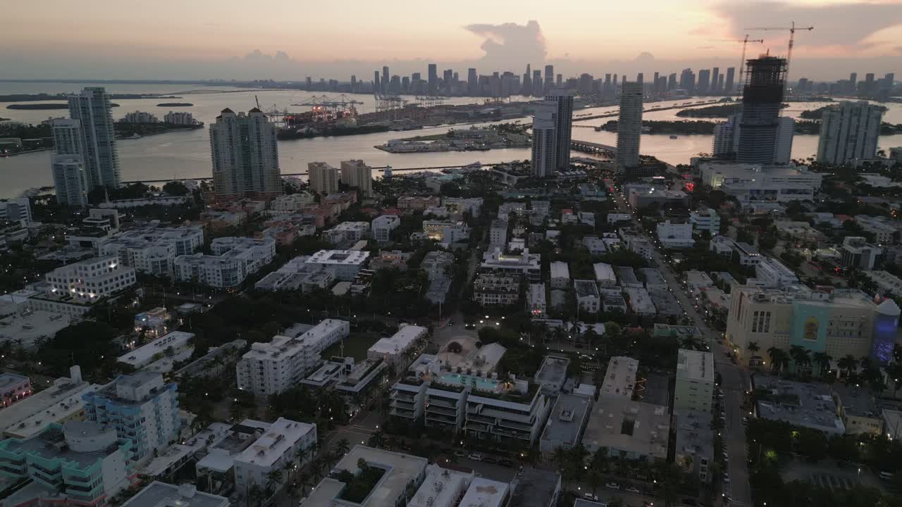 Drone aereo Miami South Beach Ocean Drive viale strada al tramonto skyline della città Florida USA