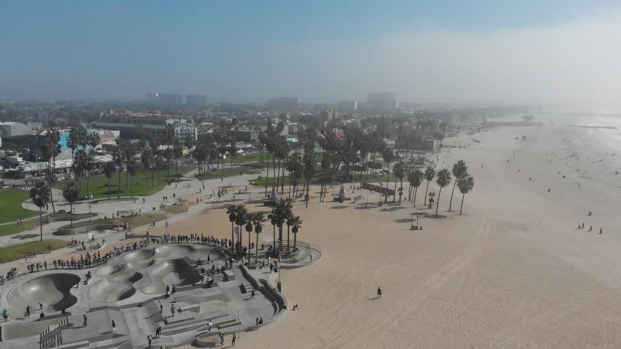 캘리포니아 베니스의 해변을 날다