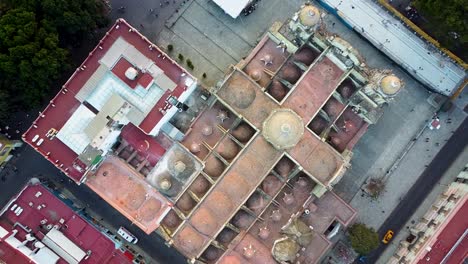 una imagen aérea de la histórica iglesia católica en forma de cruz en oaxaca de juárez, méxico