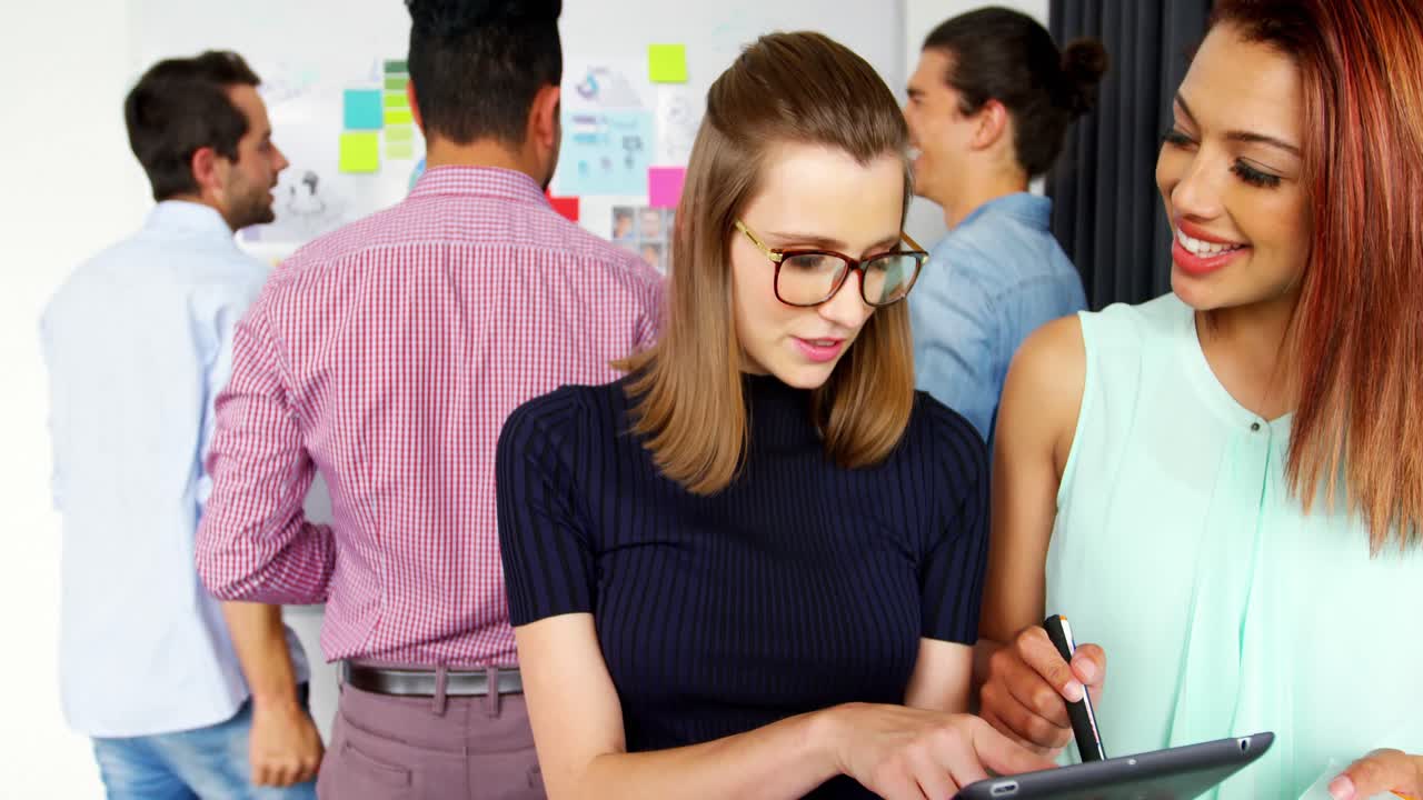 ejecutivos de negocios discutiendo sobre una tableta digital