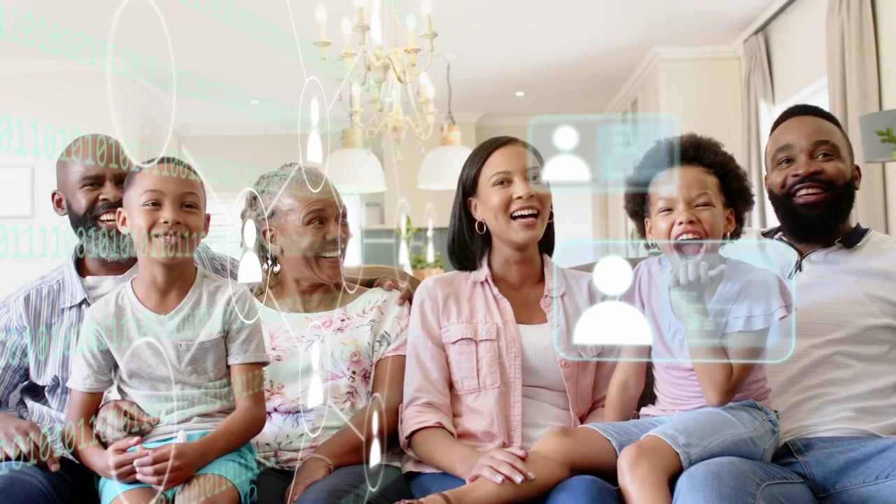 Mutter spricht und gestikuliert auf dem Sofa, während technische Knotenpunkte sich auf Gesichtern zentrieren und die Familie lächelnd eine Geschichte teilt.