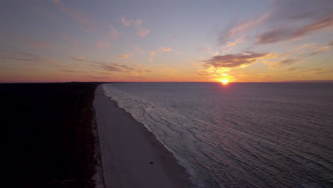 puesta de sol junto al mar sobre el mar báltico - antena