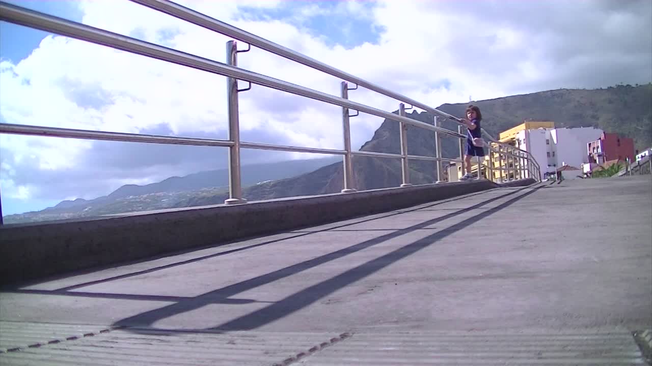 niña de tres años jugando al aire libre y divirtiéndose
