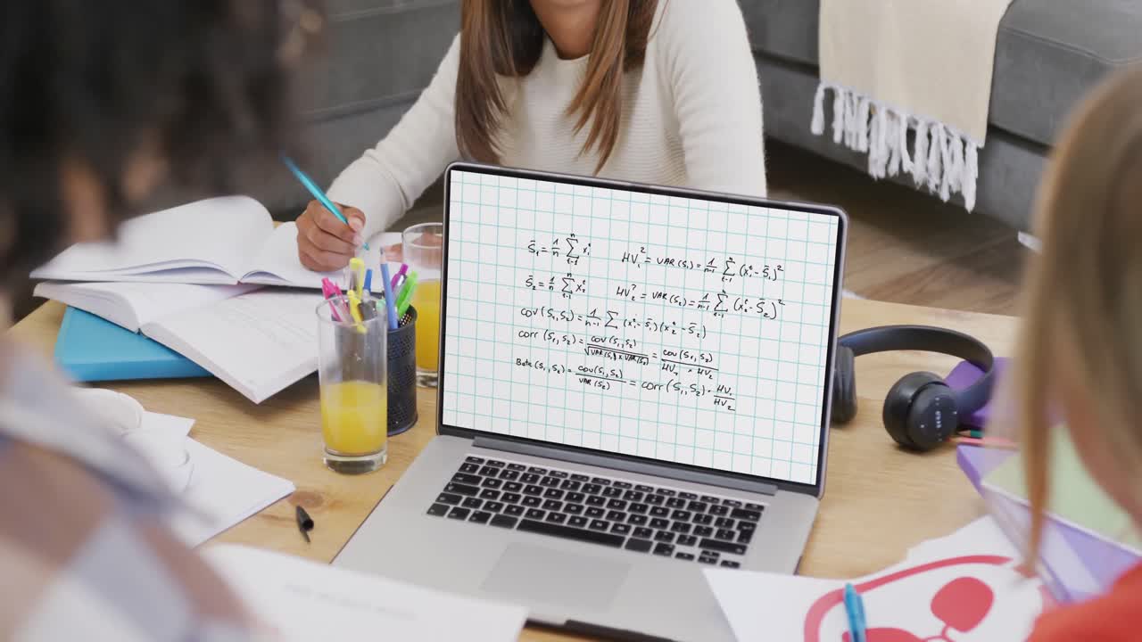 composición de estudiantes diversos en la computadora portátil aprendizaje en línea con matemáticas en la pantalla