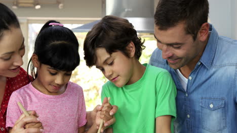 Süße-Familie-Bereitet-Einen-Salat-Zu