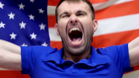 un fanático estadounidense celebra sosteniendo la bandera de los estados unidos en cámara lenta, 4k, de alta calidad