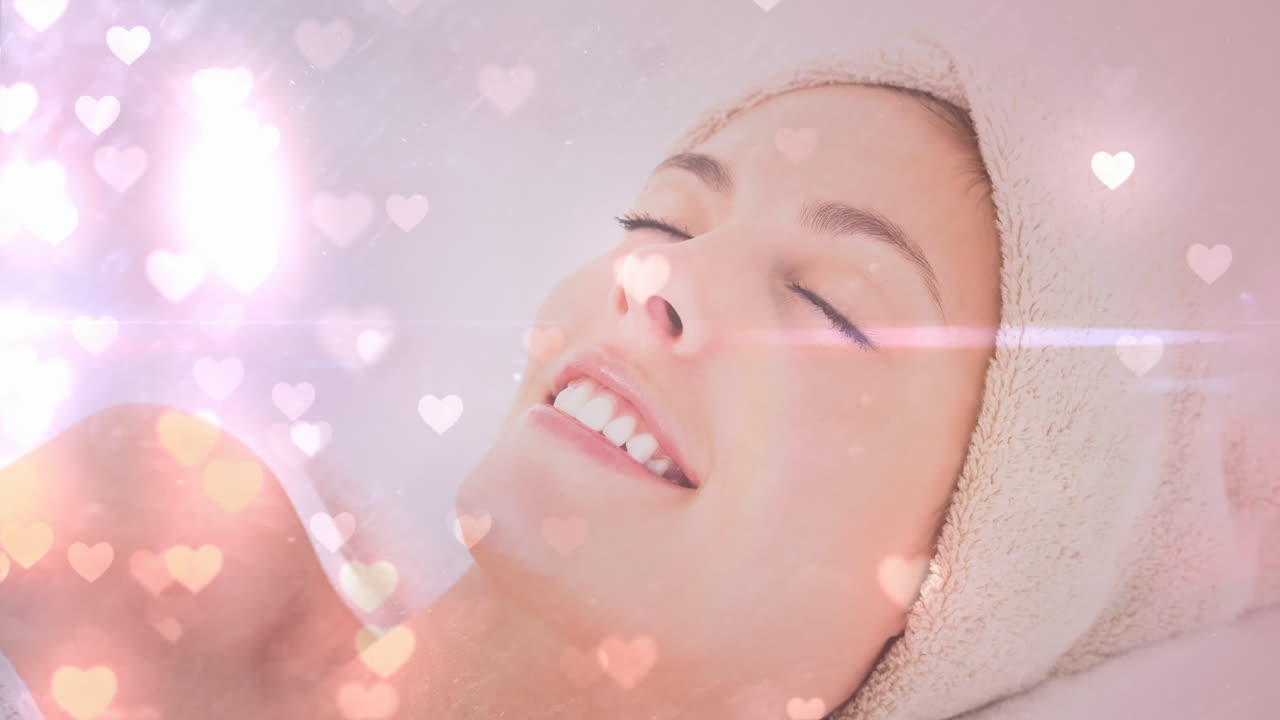 아름다운 여성이 스파에서 즐기고 있습니다.