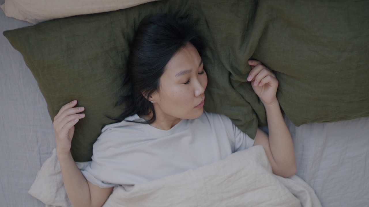 침대에서 자고 있는 여자