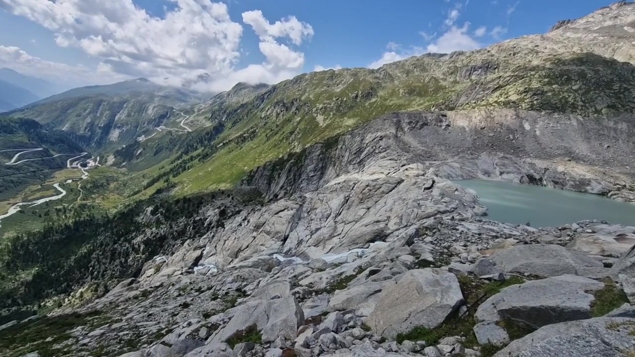 Vista panoramica del ghiacciaio del Rodano in scioglimento che crea un lago glaciale e un fiume nelle Alpi svizzere