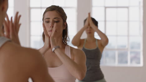 Hermosa-Mujer-De-Yoga-Practicando-Pose-De-árbol-En-El-Gimnasio-Entrenamiento-Femenino-Caucásico-Con-Instructor-Grupo-De-Mujeres-Disfrutando-De-Un-Estilo-De-Vida-Saludable-Y-Equilibrado