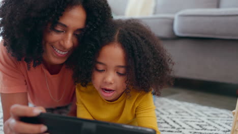 Aprendizaje,-Madre-Y-Niña-Con-Tableta-En-Casa