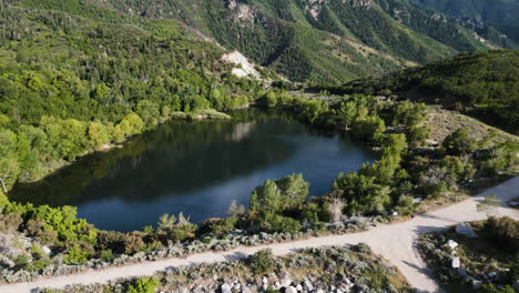 Vista-Idílica-De-Un-Lago-Con-Reflejo-En-Bell-Canyon-Trail,-Sandy-Utah,-EE.UU.