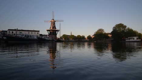 Windmühle-De-Adriaan-Im-Stadtzentrum-Von-Haarlem-Im-Morgengrauen