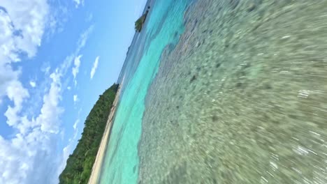 vista vertical de la playa ermitaño en samaná, república dominicana, tomada en fpv