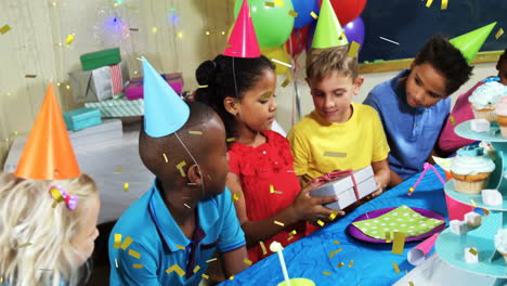 celebrando cumpleaños, niños con animación de confeti y globos, divirtiéndose en la fiesta