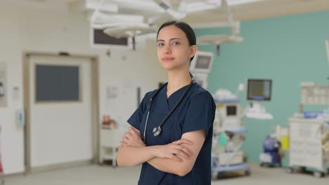 retrato de una doctora india de pie con las manos cruzadas