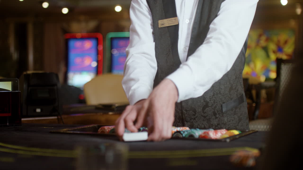 crupier barajando cartas de póquer.