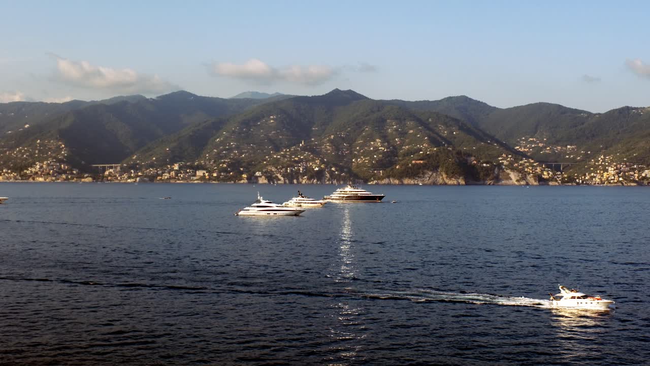 yacht di lusso ancorati nelle calme acque del mediterraneo vicino alla costa italiana