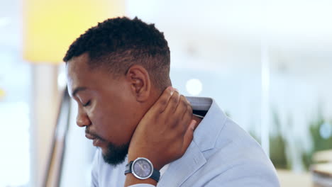 hombre negro, negocios y dolor de cuello en la oficina