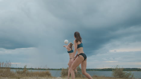 Schöne-Schlanke-Frauen-Im-Sportlichen-Bikini-Spielen-Volleyball-Am-Strand-An-Sommertagen-In-Zeitlupe