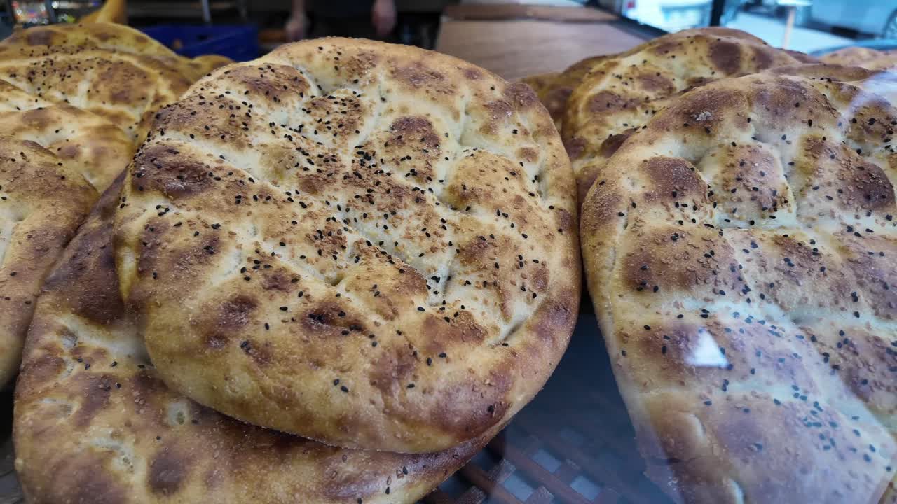 pan de pide o pita turco recién horneado