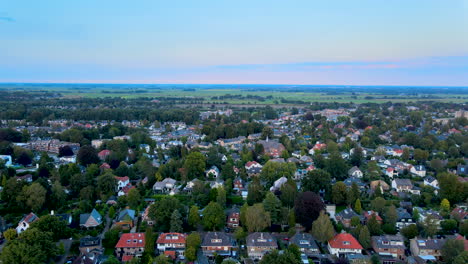 Klüver-In-Der-Abenddämmerung-Des-Wunderschönen-Vorortgebiets