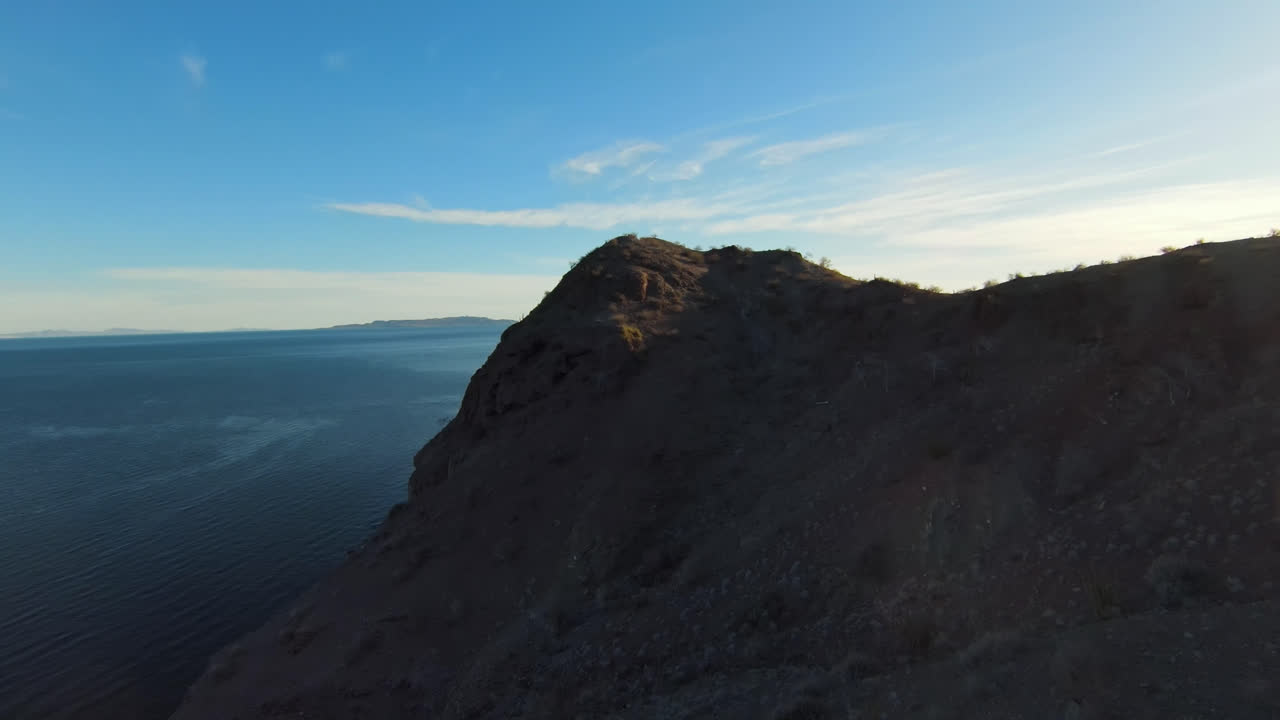 Sorvolando l'isola frastagliata nel Mare di Cortez in Bassa California del Sud, Messico. Drone FPV